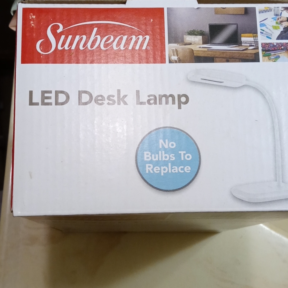 Small makeup desk lamp - Picture 2 of 4